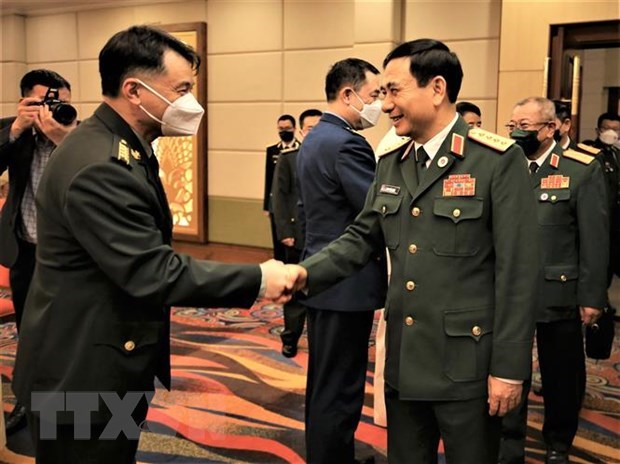 越南国防部长潘文江会见柬埔寨国防大臣和中国国防部长 hinh anh 2