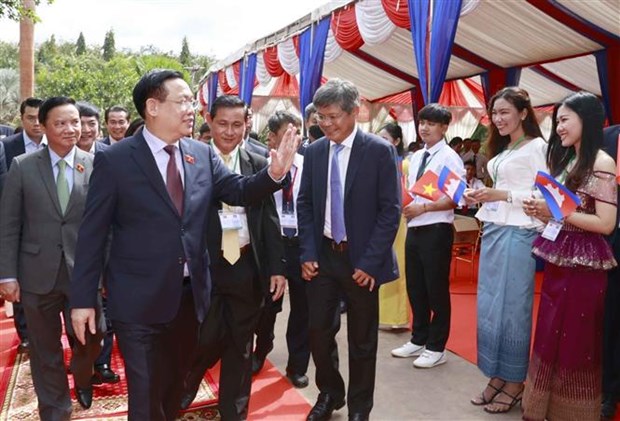 越南国会主席王廷惠访问柬埔寨磅同省 hinh anh 2