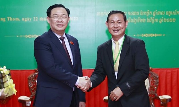 越南国会主席王廷惠访问柬埔寨磅同省 hinh anh 1