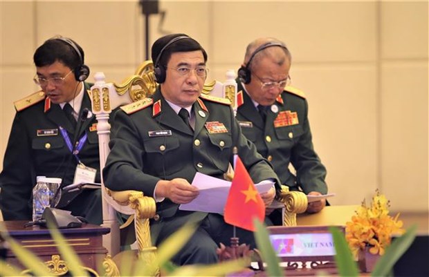越南国防部长潘文江大将率团出席东盟国防部长非正式会议 hinh anh 1