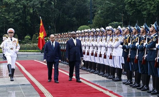 越南国家主席阮春福主持乌干达总统正式访问越南的欢迎仪式 hinh anh 1