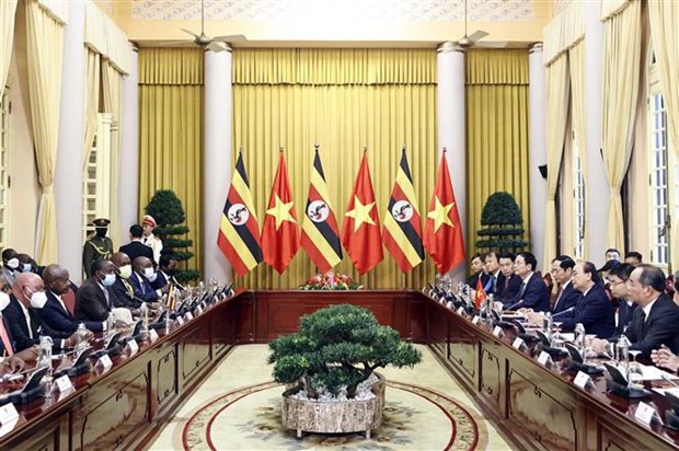 越南国家主席阮春福主持乌干达总统正式访问越南的欢迎仪式 hinh anh 2
