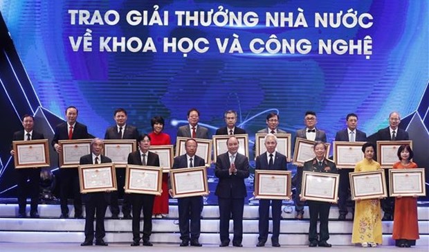 越南国家主席阮春福出席第六次科技类胡志明奖和国家奖颁奖典礼 hinh anh 1