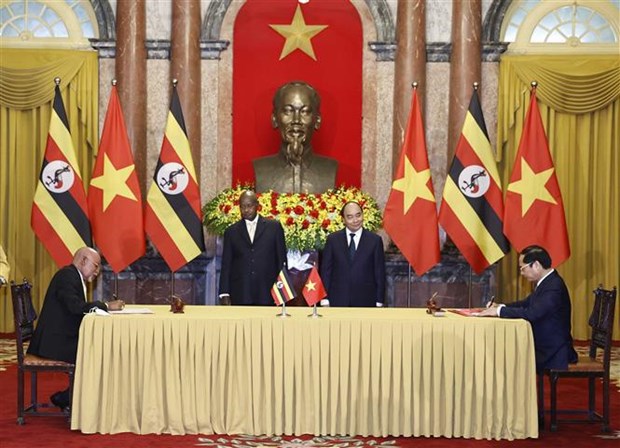 越南国家主席阮春福与乌干达总统举行会谈 hinh anh 2