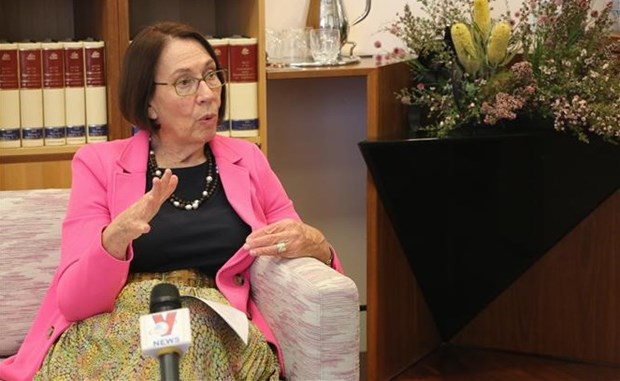 澳大利亚参议院议长苏·莱恩斯：澳方十分重视与越方的关系 hinh anh 1