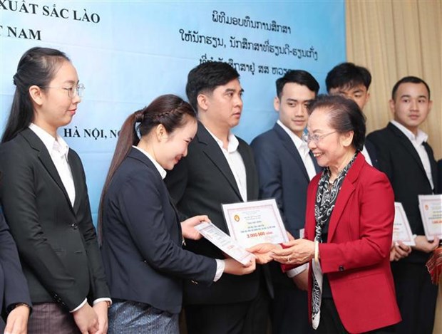 越南助学协会向老挝学生颁发200份助学金 hinh anh 1