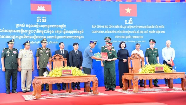 越南向柬埔寨移交49具柬埔寨救国团结武装力量战士遗骸 hinh anh 1