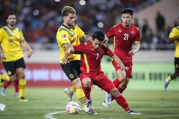 国际友谊赛：越南国家足球队以2比1反超德国多特蒙德 hinh anh 1