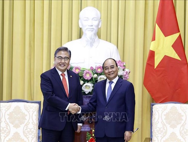 韩国外长朴振：越南国家主席阮春福的访问标志着越韩关系的重大转折点 hinh anh 2