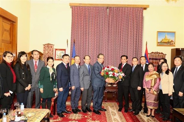 越老建交60周年：越南驻俄罗斯大使馆代表团赴老挝大使馆祝贺国庆 hinh anh 1