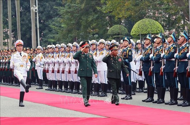 老挝国防部长对越南进行正式访问 hinh anh 1