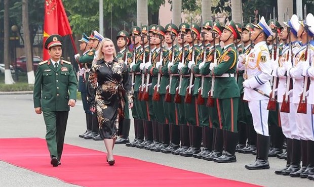 捷克国防部部长切诺秋娃对越南进行正式访问 hinh anh 1