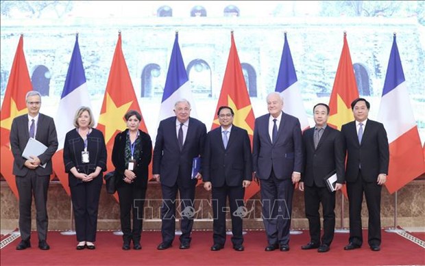 越南政府总理范明政会见法国参议院议长热拉尔·拉尔歇 hinh anh 1