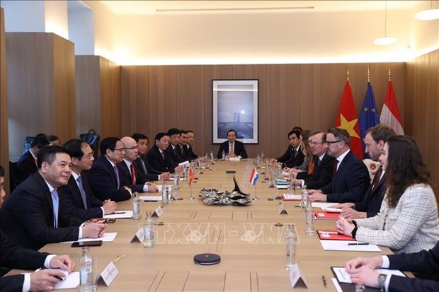 越南政府总理范明政与卢森堡大公国首相格扎维埃·贝泰尔举行会谈 hinh anh 1