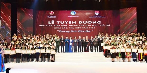 越南全国142名优秀少数民族学生、大学生和青年获得表彰 hinh anh 1