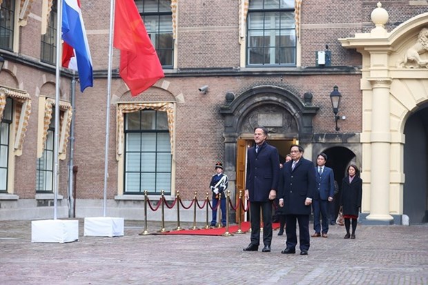 越南政府总理范明政访问荷兰 欢迎仪式在荷兰首相马克·吕特的主持下举行 hinh anh 1