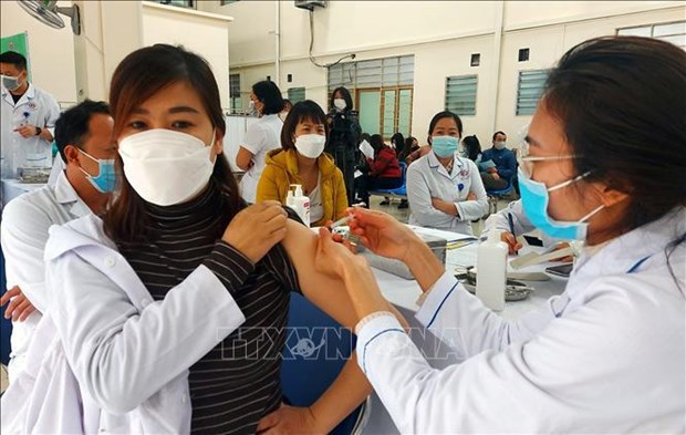 12月12日越南新增新冠肺炎确诊病例近400例 危重症病例数略增 hinh anh 1