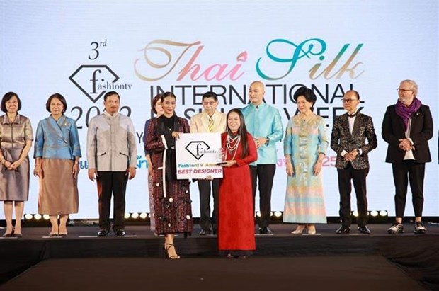 越南在泰国国际丝绸时装周上连获两项大奖 hinh anh 1