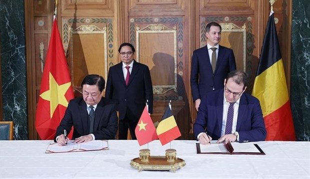 越南政府总理范明政与比利时首相德克罗举行会谈 hinh anh 2