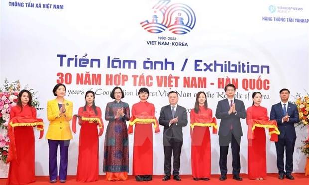 “越南-韩国合作30周年”图片展举行 hinh anh 1