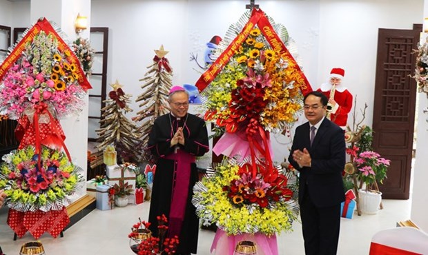 越南内务部领导2022年圣诞节前夕走访顺化天主教总教区 hinh anh 1