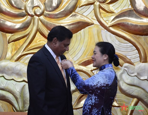 越南向斯里兰卡驻越南大使授予“致力于各民族和平友谊”纪念章 hinh anh 1