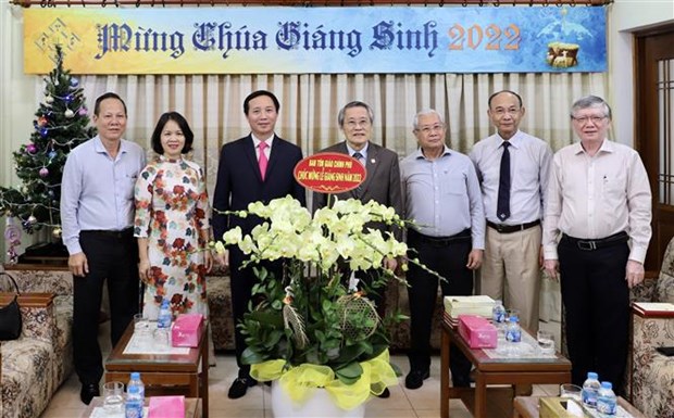 越南各部门领导向胡志明市宗教信徒致以圣诞节与新年的祝福 hinh anh 1