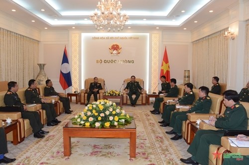武明良上将会见老挝人民军总政治局代表团 hinh anh 1