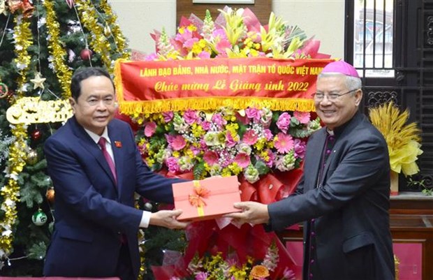 越南国会副主席陈青敏在圣诞节前走访慰问岘港教区主教座堂 hinh anh 1