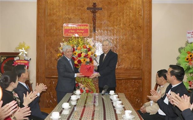 2022年圣诞节：越南祖国阵线中央委员会主席杜文战率团探访昆嵩省教区教堂 hinh anh 1