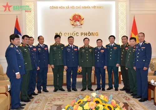 阮新疆上将会见老挝空军司令 hinh anh 1