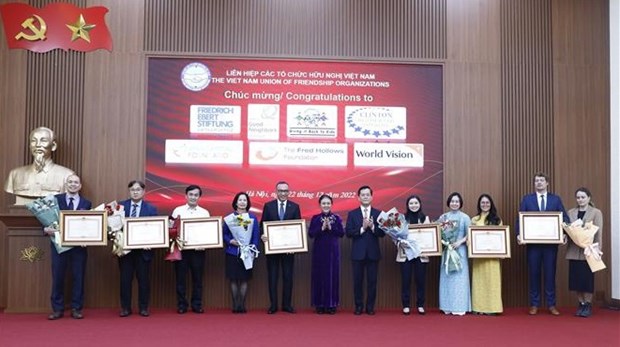7个在越外国非政府组织荣获政府总理奖状 hinh anh 2