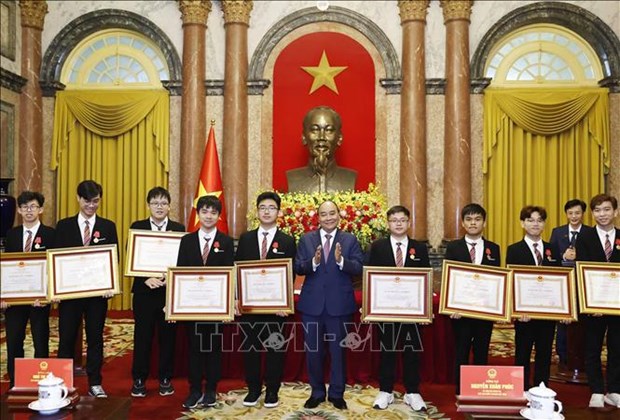 越南国家主席阮春福会见2022年国际奥林匹克和科技竞赛获奖学生 hinh anh 1