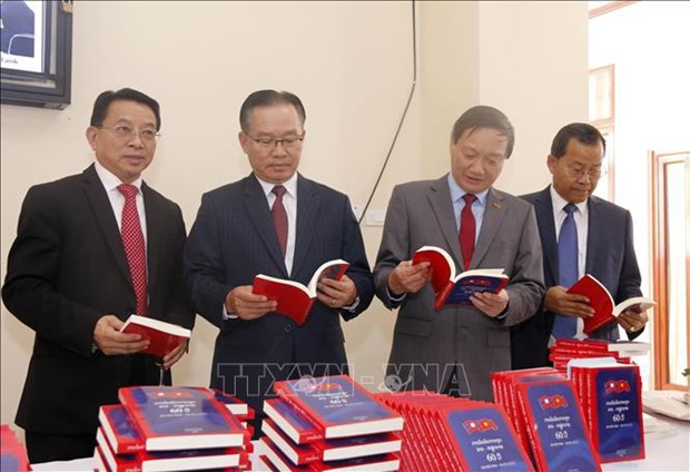 越老建交60周年：老挝出版关于越老双边关系书籍 hinh anh 1