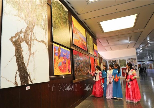 “汇聚越韩美术精华”展览会展出300个特色画品 hinh anh 1