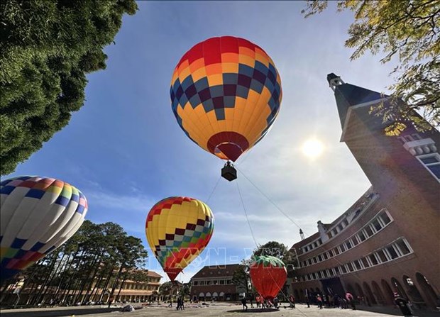 游客可乘坐热气球从高空俯瞰大叻美景 hinh anh 1