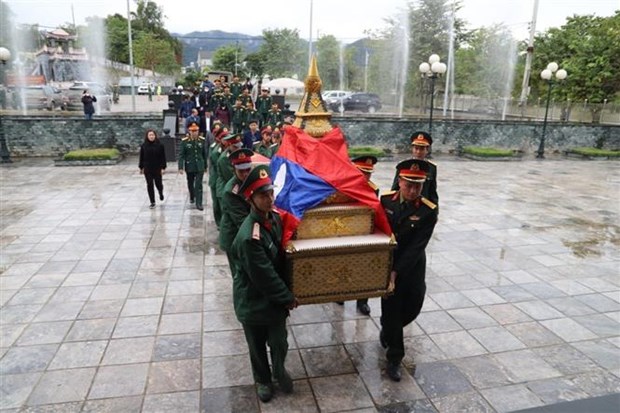 越老建交60周年： 10具在老挝北部牺牲的越南专家和志愿军烈士遗骸回国 hinh anh 1