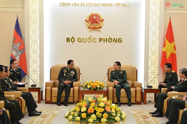 越南国防部部长潘文江大将会见柬埔寨退伍军人协会秘书长官金大将 hinh anh 1