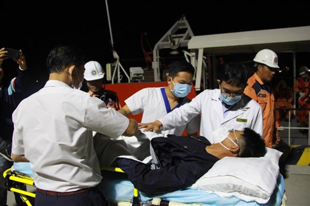 庆和省：及时将一名患病中国船员送岸治疗 hinh anh 1