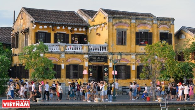 2023年元旦假期会安古镇接待大量游客前来参观旅游 hinh anh 2