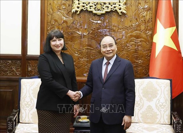 越南国家主席阮春福会见罗马尼亚驻越南大使克里斯蒂娜·罗米拉 hinh anh 1