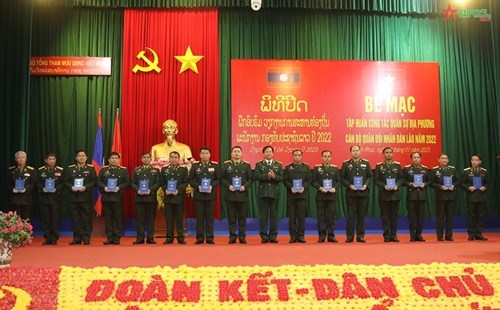 为老挝人民军干部开设的地方军事工作培训班落下帷幕 hinh anh 1