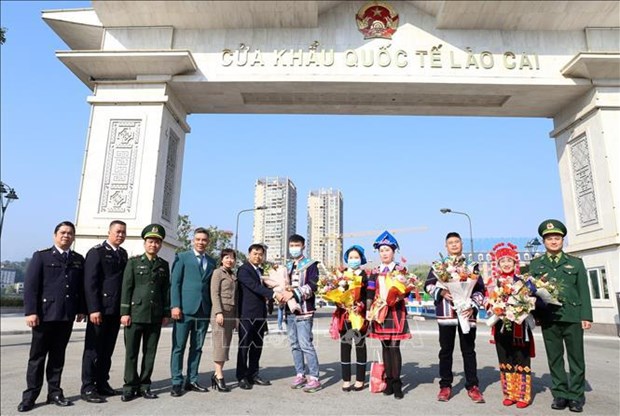 越南老街省迎接中国游客入境 恢复跨境旅游活动 hinh anh 1