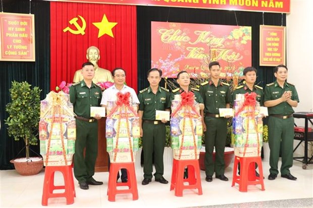 隆安省领导在春节来临前走访慰问越柬维护边界力量 hinh anh 1