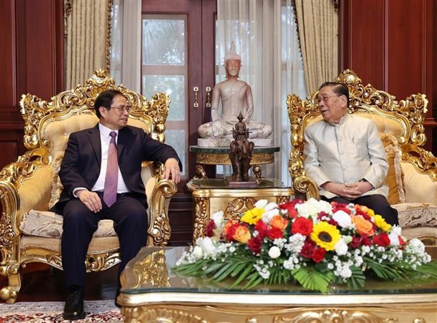越南政府总理范明政探访老挝前高级领导人 hinh anh 1