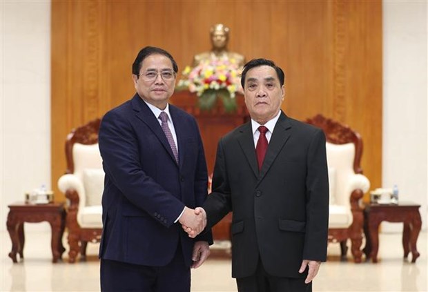越南政府总理范明政探访老挝前高级领导人 hinh anh 2