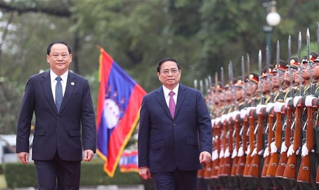越南政府总理范明政开始对老挝进行正式访问 hinh anh 1