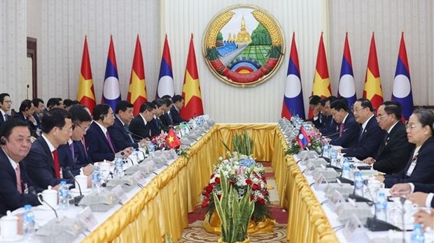 越南政府总理范明政与老挝政府总理宋赛·西潘敦举行会谈 hinh anh 1