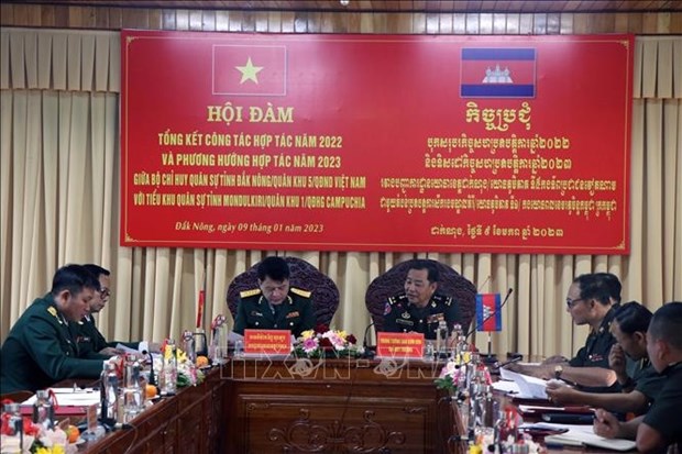 越南得乐省和柬埔寨蒙多基里省举行第10次双边军事会谈 hinh anh 1