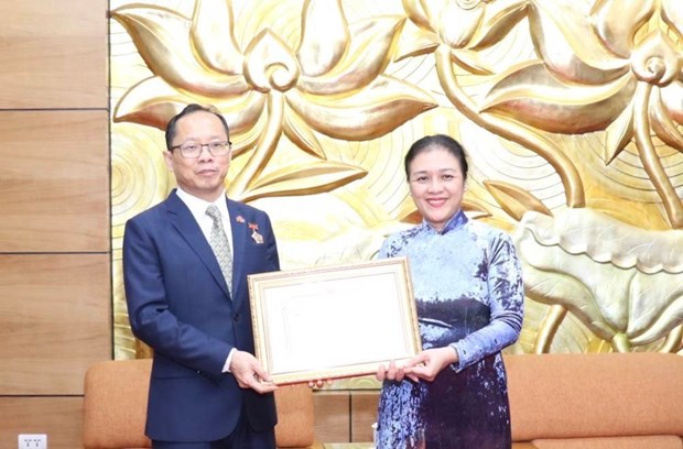 柬埔寨驻越大使获“致力于各民族和平友谊” 纪念章 hinh anh 1